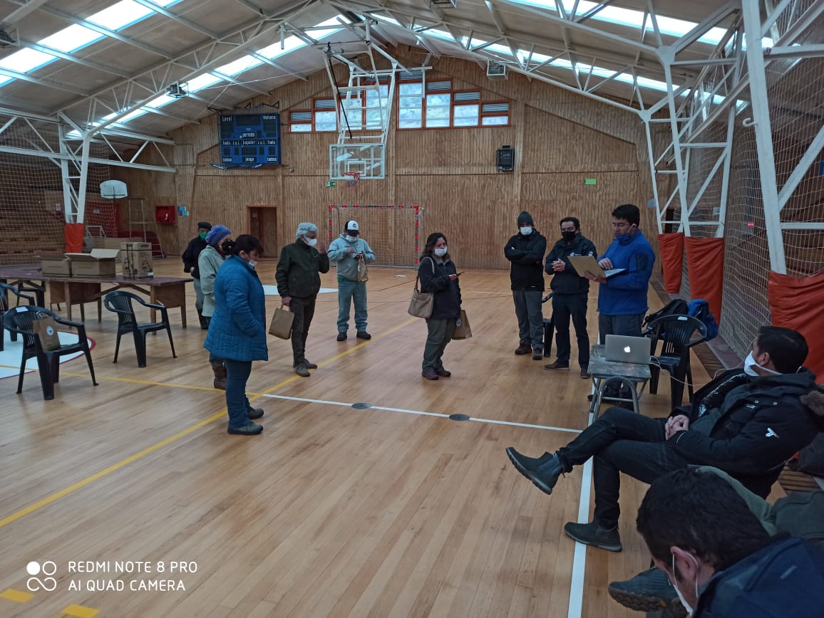 Salmoneros ayudan a adultos mayores de Aysén con 800 pares de guantes quirúrgicos y otros insumos preventivos