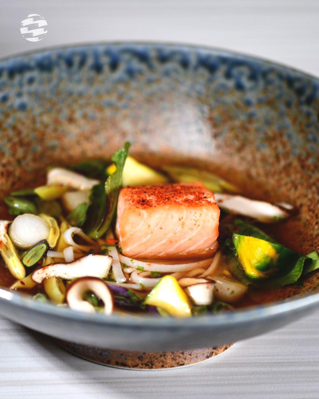 FETUCCINIS CON SALMÓN Y VERDURAS SALTEADAS 🍜🍣