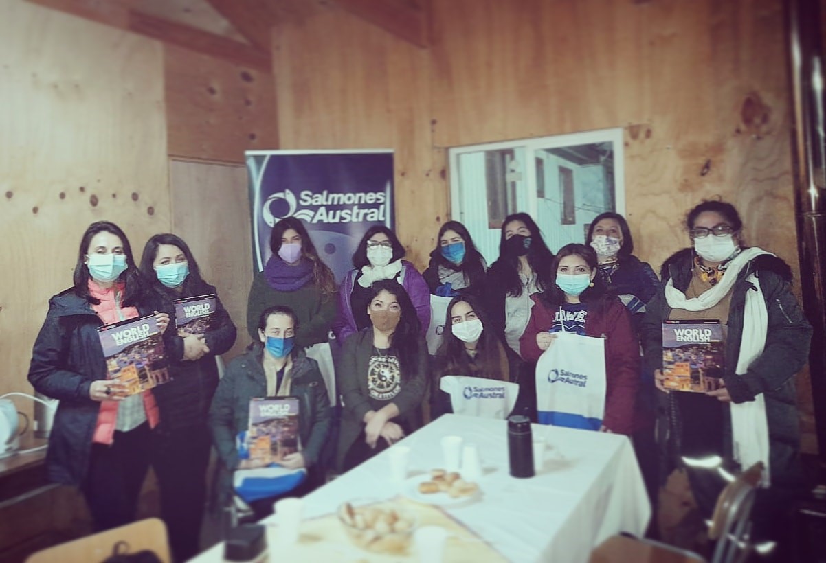 Salmones Austral capacita a vecinos de Pocoihuen con clases de inglés