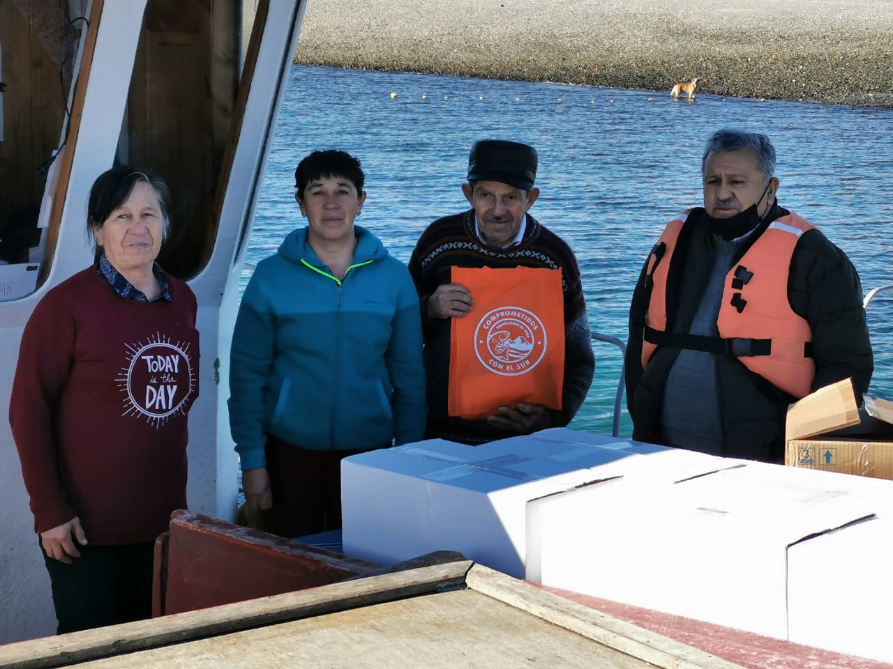 Los Lagos: salmoneros refuerzan prevención comunitaria con la entrega de kits sanitarios