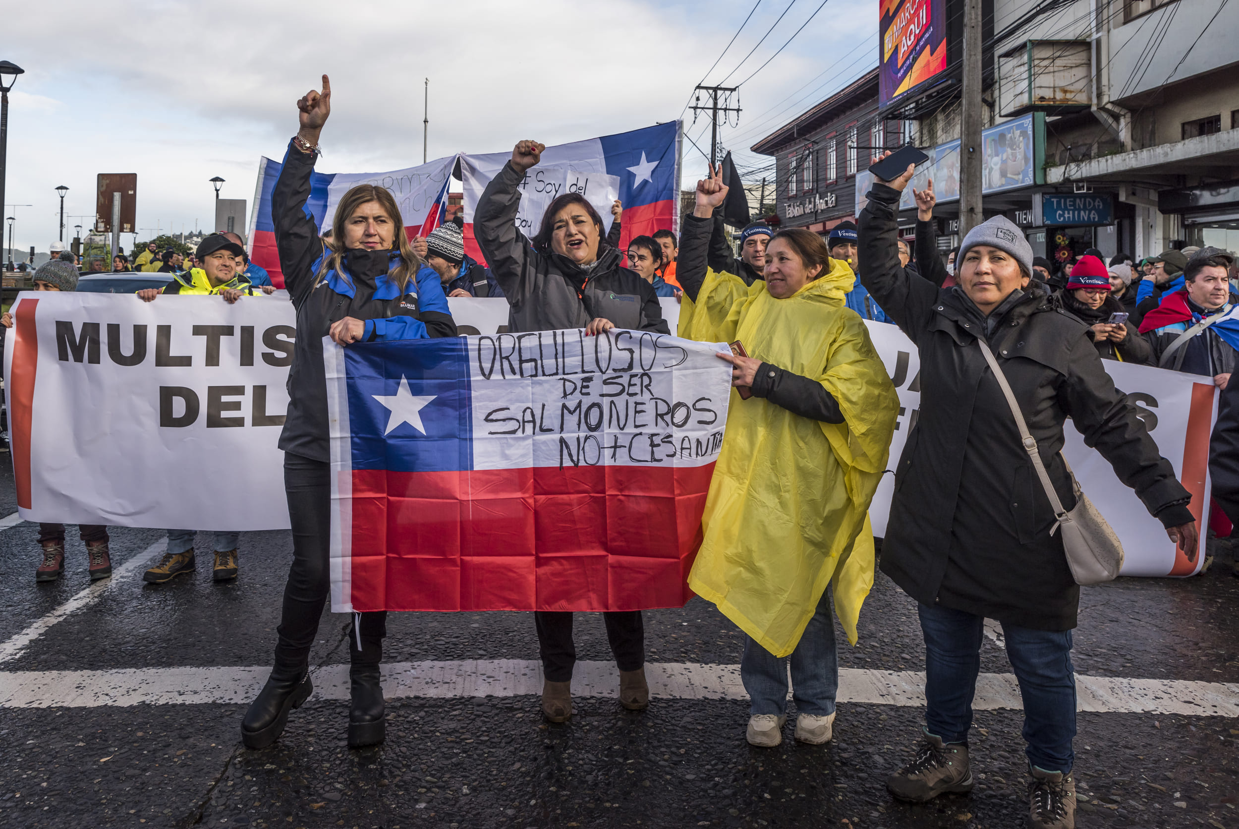Más de 10 mil trabajadores salmoneros marchan en contra de proyecto de ley SBAP