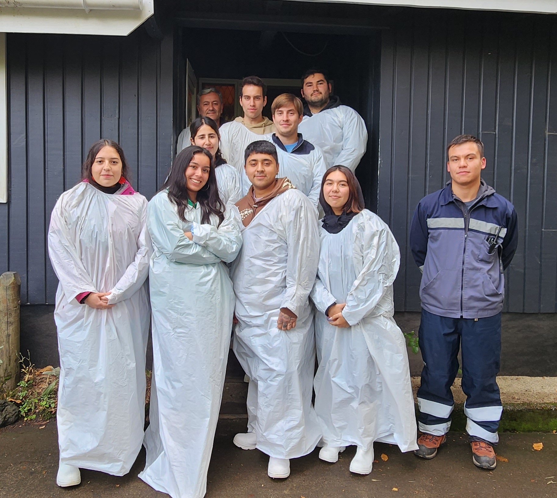 Estudiantes de Medicina Veterinaria de la Universidad  Mayor visitan piscicultura de La Araucanía