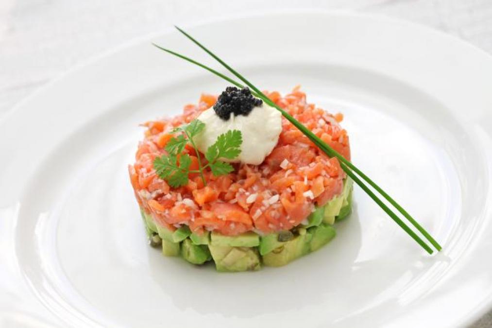 Deléitate con el rico sabor del tartar de salmón casero
