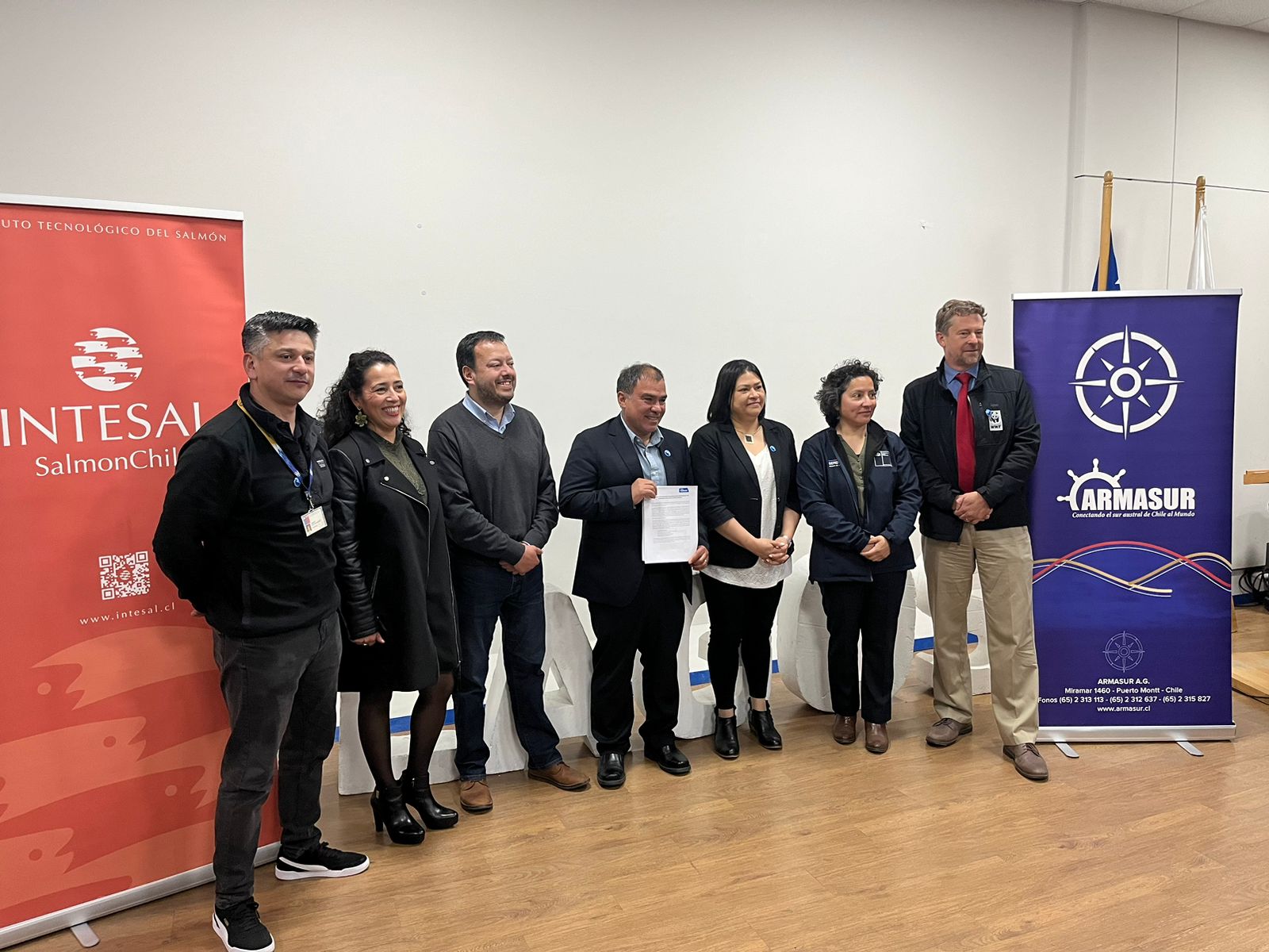 Instituto Tecnológico del Salmón firma acuerdo para la protección y cuidado de las ballenas