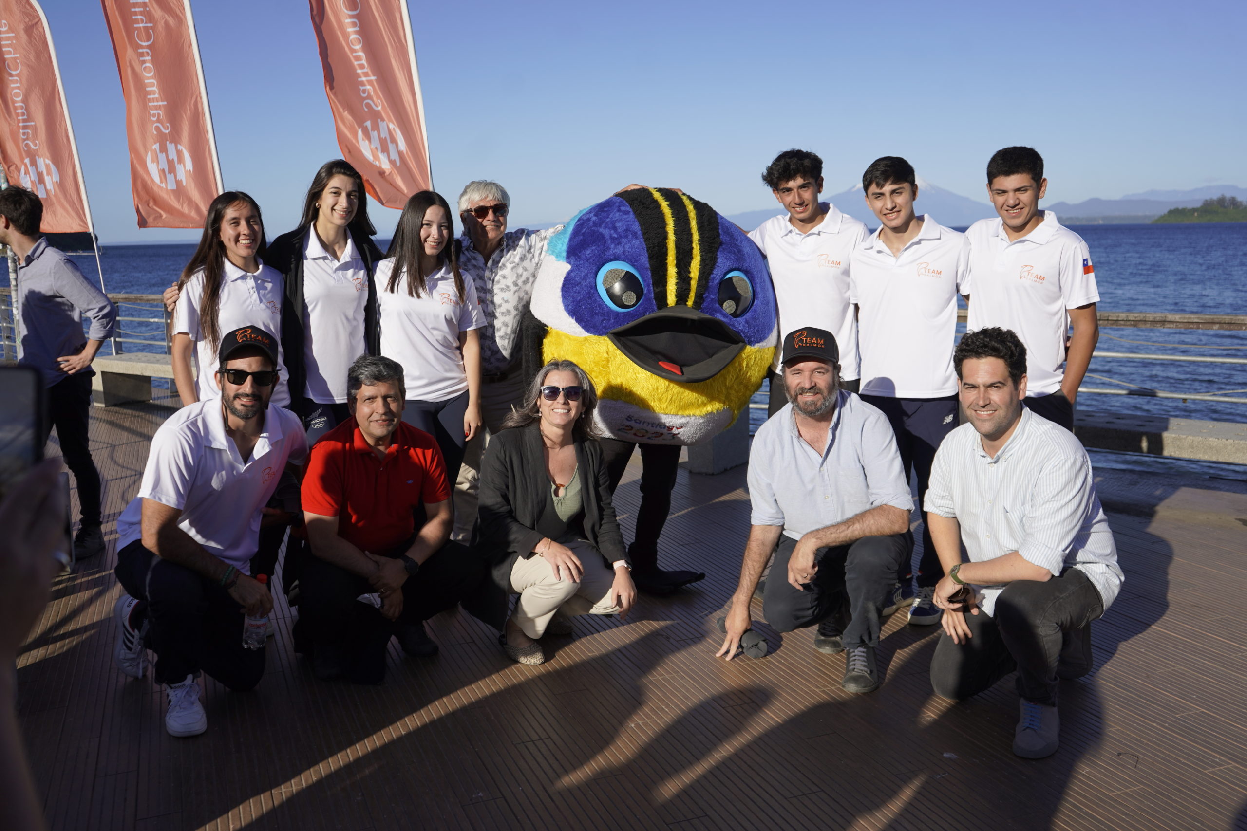 Más de un centenar de personas dieron la bienvenida a los integrantes del “Team Salmón”