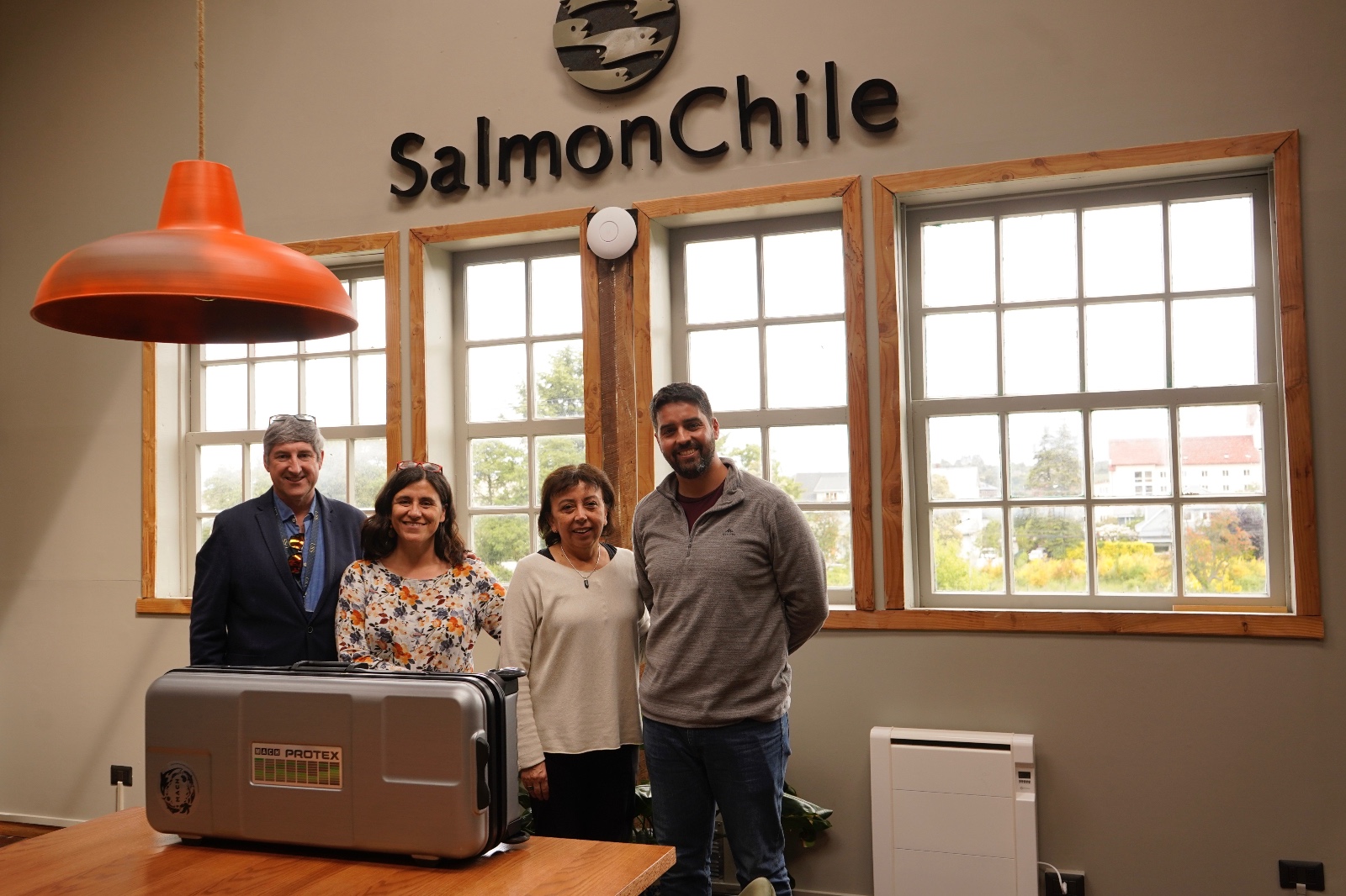 Instituto Tecnológico del Salmón entrega equipamiento portátil de monitoreo a U. San Sebastián para investigar floraciones de algas nocivas