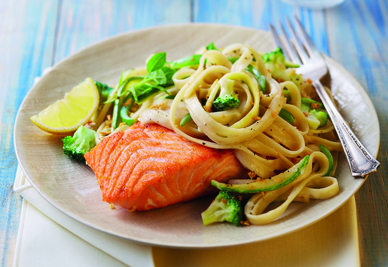 ¡Prepara un rico fetuccini con salmón y verduras salteadas!