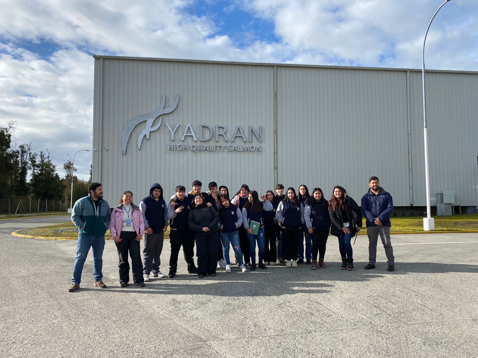 Estudiantes del Liceo Politécnico de Queilen visitan planta salmonera de Yadran