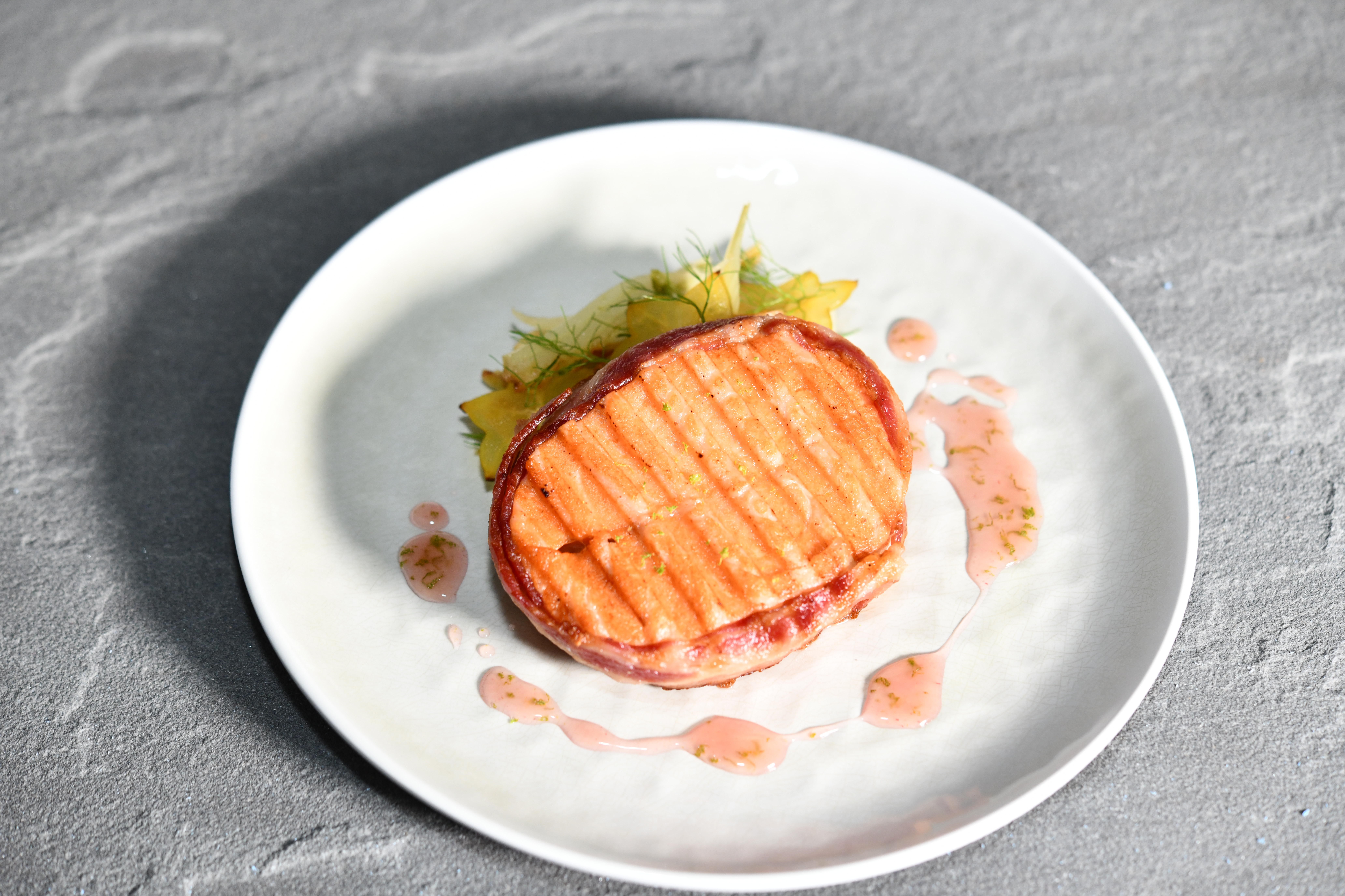Prepara el sabroso filete de salmón doble envuelto en tocino