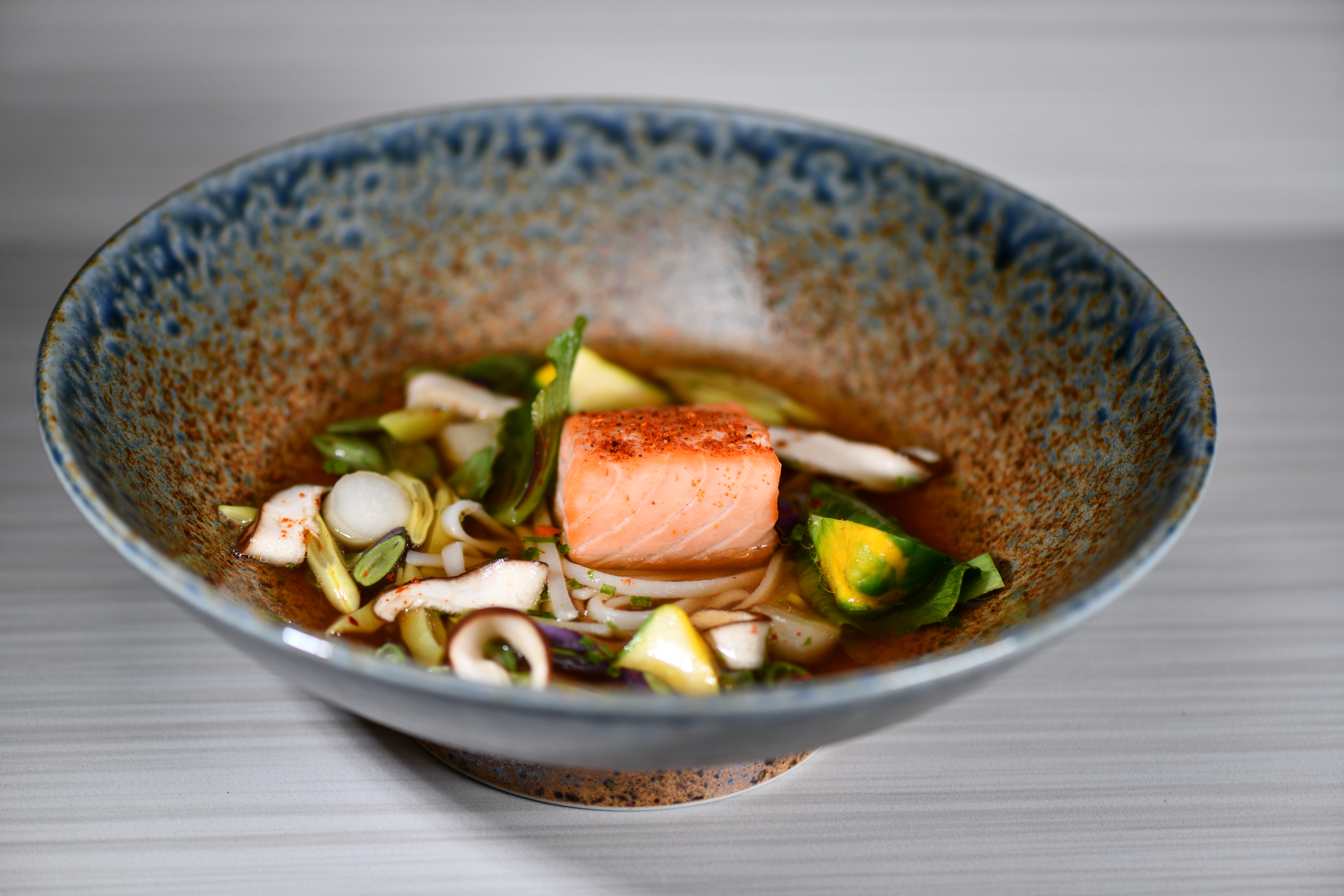 Salmón en caldo Dashi: un plato vibrante y lleno de sabor