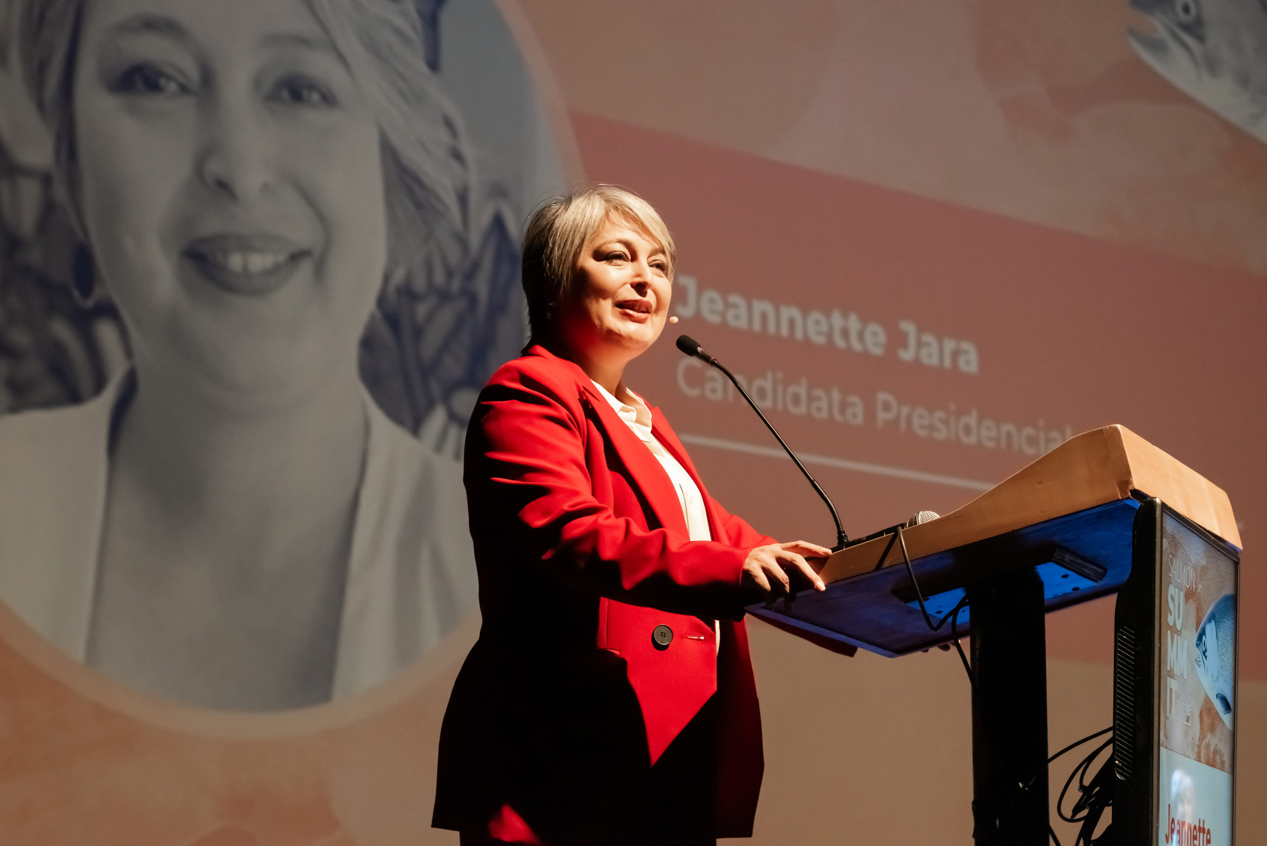 Jeannette Jara propone un nuevo pacto para la salmonicultura chilena en Salmón Summit 2025