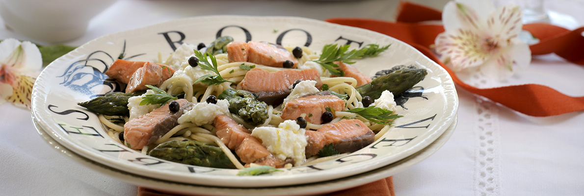 Cocina una deliciosa pasta de salmón con ricotta y espárragos