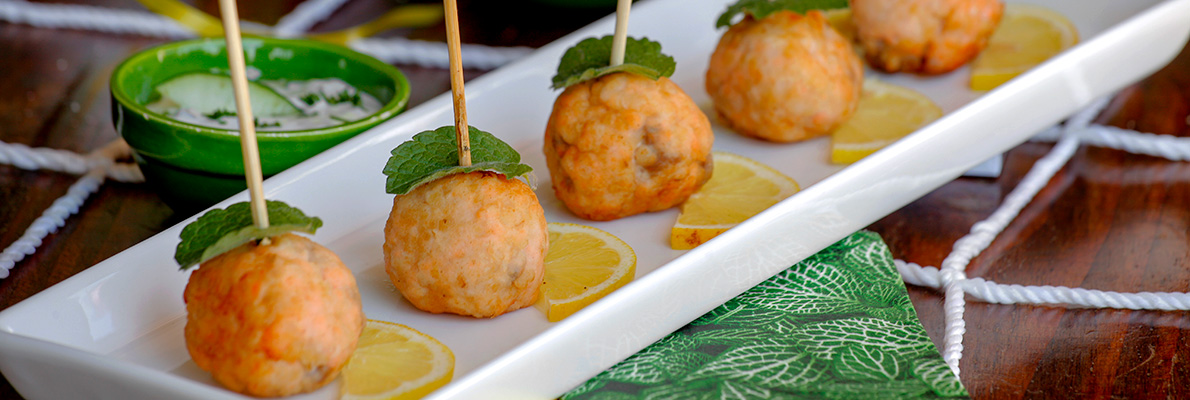 ¡Prepara bolitas de salmón con salsa de yogur y pepino!